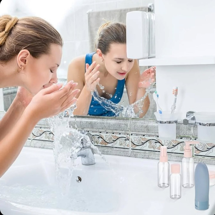 پک آرایشی بهداشتی مسافرتی سیلیکونی ۱۱ تیکه